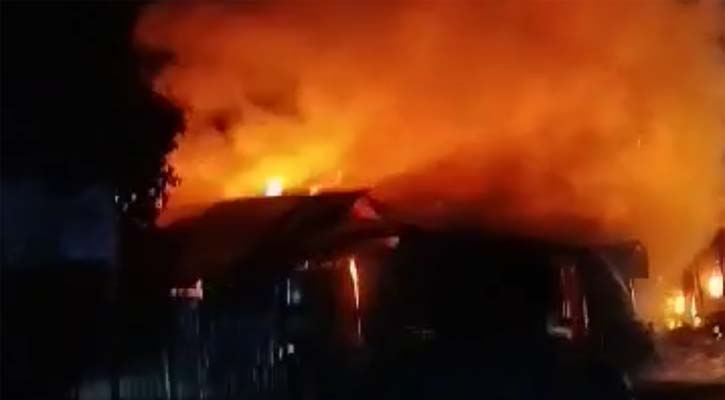 যশোরে শর্টসার্কিটে পাঁচ দোকান পুড়ে ছাই 